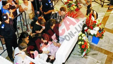 Tatal cantaretei isi striga disperarea: Oameni buni, ajutati-ma! Dati-mi copilul inapoi!