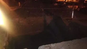 La un pas de moarte. Un bărbat a căzut într-o groapă adâncă de trei metri, pe o stradă din Craiova