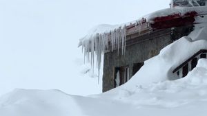 Strat de zăpadă de 50 cm în aceste orașe din România. Meteorologii și autoritățile, în alertă