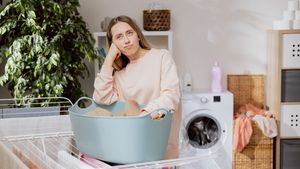 (P) Cele mai frecvente greșeli de spălare care strică hainele