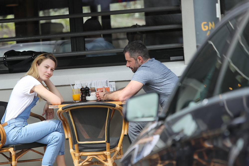 Ștefan Lungu s-a bucurat de compania unei blonde la terasă