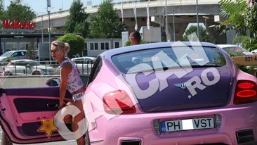 Pitipoancele noastre, innebunite dupa culoarea Barbie! Dupa Bentley-ul roz, telefonul roz sau ochelarii roz a aparut si cainele roz!