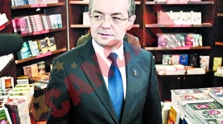 Premierul e profesor, vicele e poet