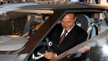 Traian Basescu se va urca, maine, la volanul propriei Dacia Duster!