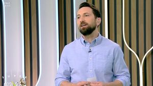 Ce propunere a primit Dani Oţil de la o vecină, printr-un bileţel scris de mână! De necrezut ce a făcut când l-a citit: "Mi-era ruşine"