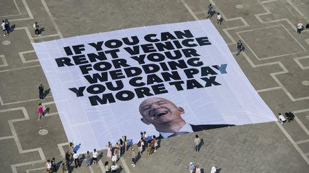 Proteste în Veneția din cauza nunții grandioase a lui Jeff Bezos și Lauren Sanchez. IREAL ce a apărut în Piața San Marco. VIDEO