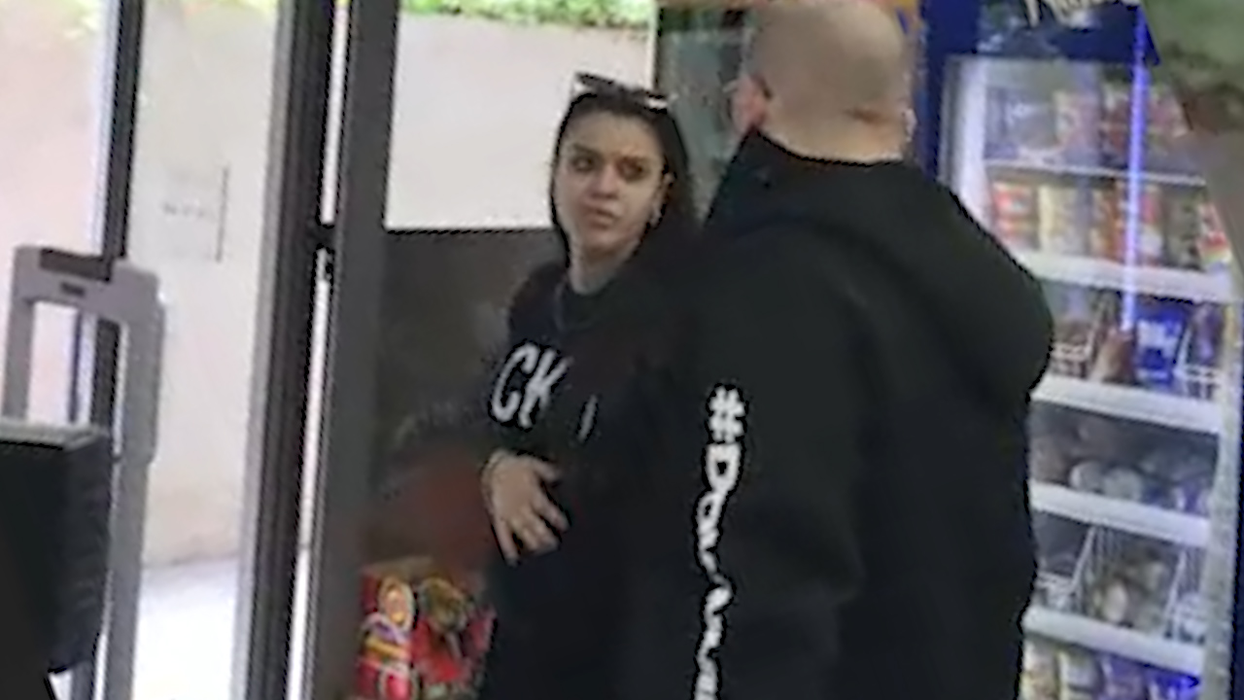 Karmen, alături de iubitul ei, într-un supermarket din Capitală