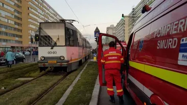 Tânără de 20 de ani, lovită de tramvai în Capitală! A rămas fără un picior în urma accidentului