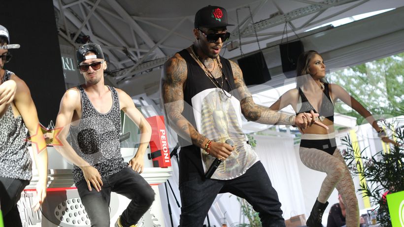 Alex Velea osclieaza intre Florin Salam si Michael Jackson. Danseaza ca superstarul american si poate canta ca un manelist