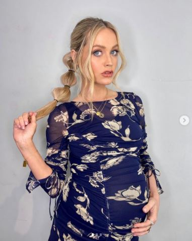 Laura Whitmore a născut în secret primul copil. Prezentatoarea și soțul ei, surprinși când au părăsit maternitatea împreună cu bebelușul