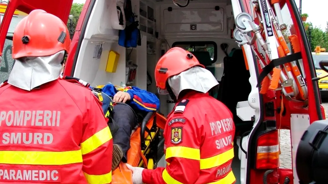 Accident grav în Suceava! Un tânăr de 26 de ani a murit, iar o altă persoană a fost rănită, după ce s-au răsturnat cu mașina într-un pârâu