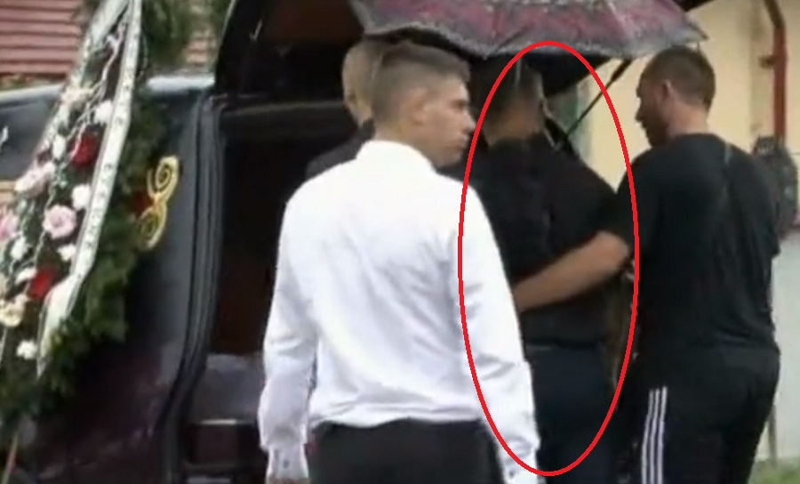 Imaginile care îți sfâșie inima! Gestul făcut în ziua înmormântării de soțul polițistei care și-a asasinat fiul de 6 luni și mama, după care s-a sinucis