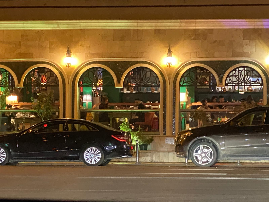 Oamenii stau liniștiți la masă în restaurantul Mandaloun din Capitală, deși ar trebui ca locația să fie închisă