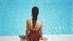 VIDEO| Arestată direct din piscină! O britanică beată nu a ținut cont de interdicțiile autorităților, trebuia să stea în izolare