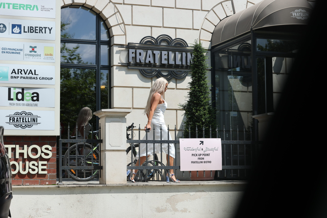 Bianca Drăgușanu se îndreaptă către restaurant, de unde-și va lua prânzul, la pachet (Foto: CANCAN.RO)