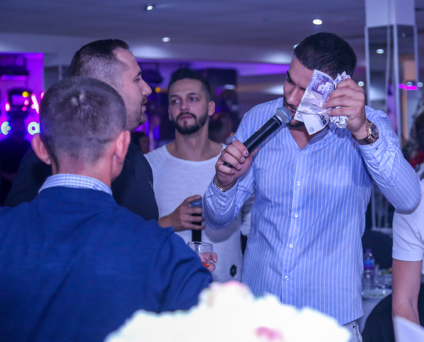 Culiță Sterp a dat recital la un eveniment, la Londra, unde a strâns, din dedicații, mii de lire (Foto: Marius Zmărăndescu)