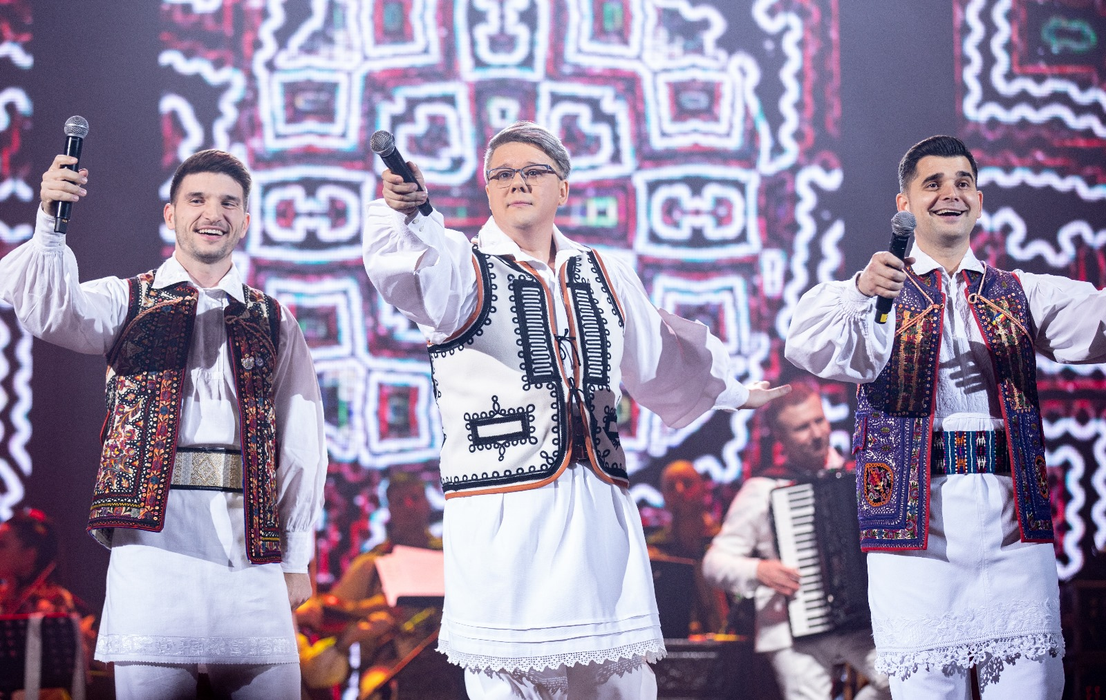 Fuego, show total cu folclor la Sala Palatului