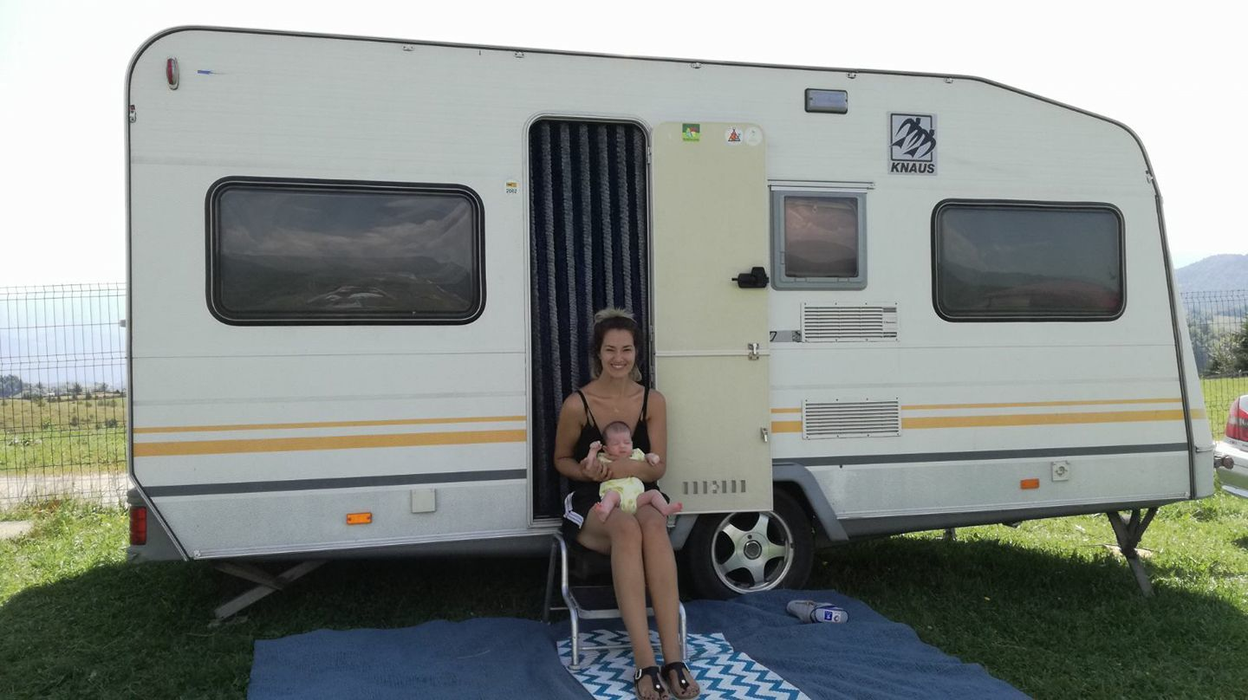 Feli este neagră de supărare după ce au apărut filmuleţe “ruşinoase” cu ea pe reţelele de socializare