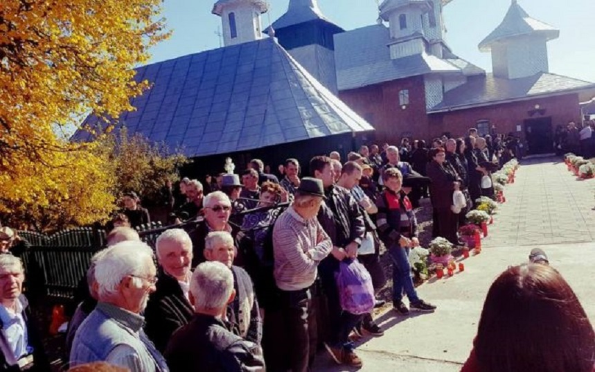FOTO / Imaginile durerii! Ce s-a întâmplat la înmormântarea preotului care a murit alături de familia lui, în timp ce mergeau la Sf. Parascheva!