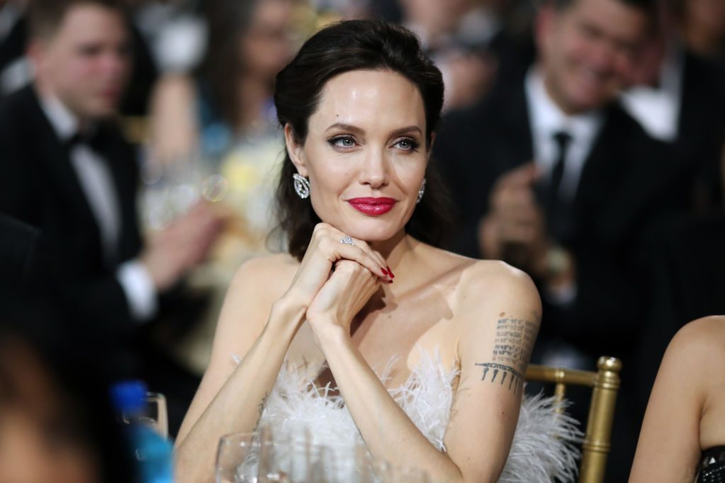 VIDEO / Nu îi pasă de gurile rele care spun că e piele şi os, ea se reinventează! Angelina Jolie a strălucit într-o superbă rochie cu pene la Premiile Critics’ Choice