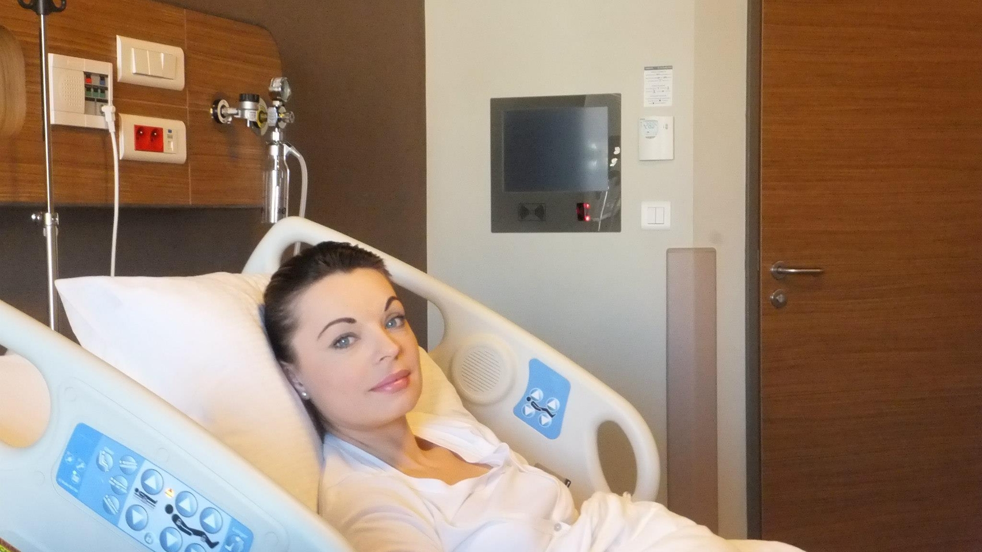 Cristina, sora Andreei Marin Banica, a ajuns pe patul de spital. Internata peste hotare pentru a fi supusa unei operatii