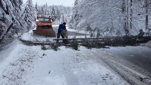 A venit iarna. Drumarii intervin cu utilaje de dezăpezire