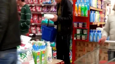 Fostul portar al Stelei a iesit la cumparaturi! A stat minute in sir ca sa aleaga o sticla de balsam de rufe!