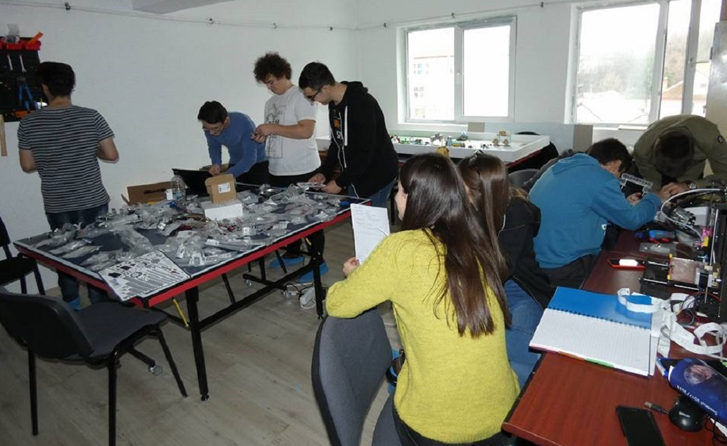 Creatorii de roboţi se pregătesc asiduu pentru concursuri