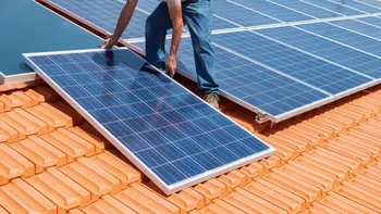 Românii cu panouri fotovoltaice pot primi bani de la stat. Sprijin de până la 15.000 de lei pentru baterii