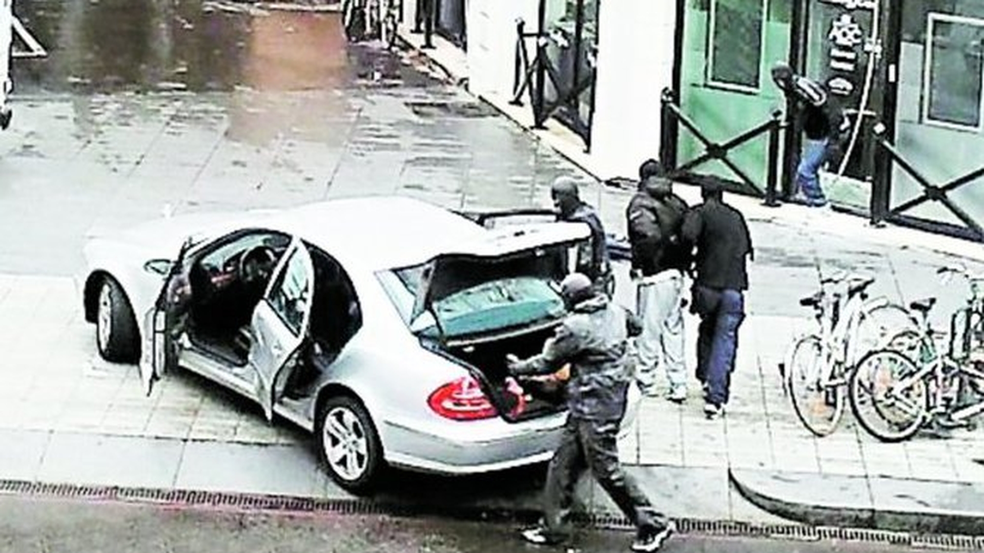 Au luat un ostatic si 100.000 de euro