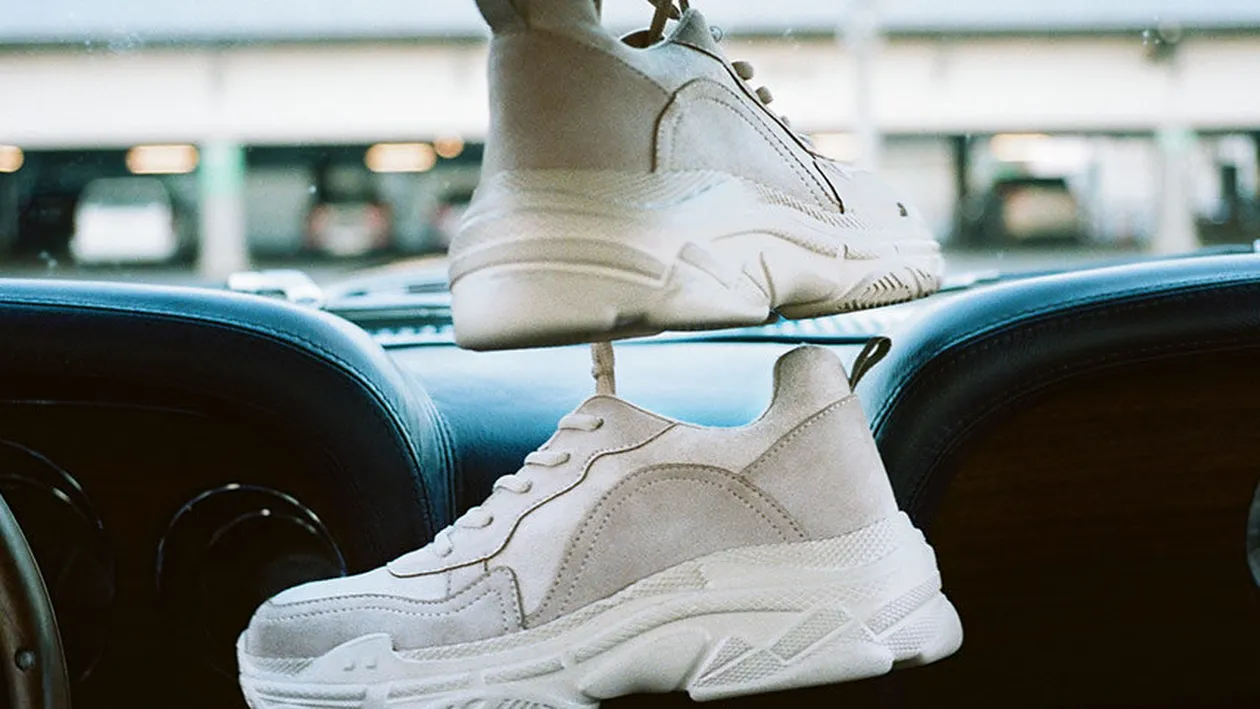 Stilul sportiv pentru bărbați cu sneakerși albi