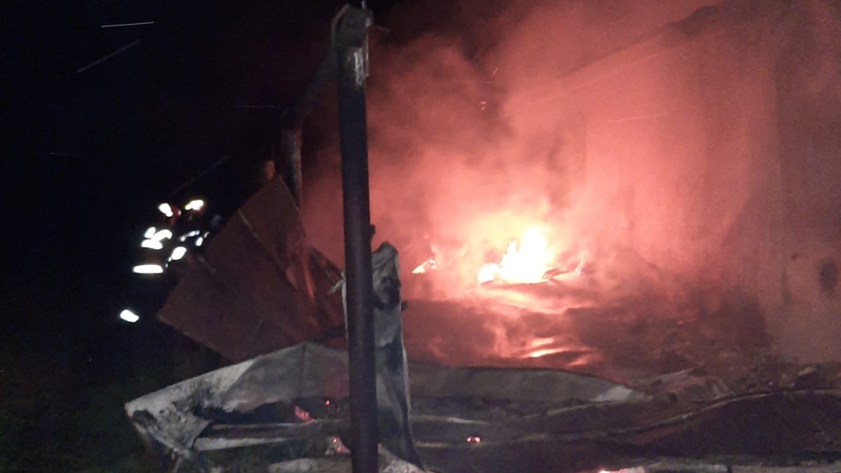 VIDEO. Codul portocaliu a făcut ravagii în Argeș! O moară a izbucnit în flăcări de la un fulger, mai mulți copaci doborâți și autoturisme distruse