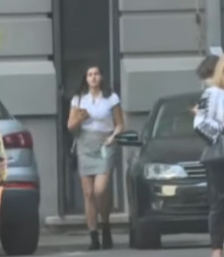 A confundat școala cu discoteca! Cum a venit îmbrăcată o liceeanca azi, în prima zi de școală, la Colegiul Sf. Sava din București