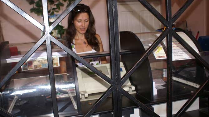 Casiera care a vandut biletul de 4,5 milioane de euro a crescut in agentia loto, pentru ca mama ei a lucrat acolo timp de 20 de ani!