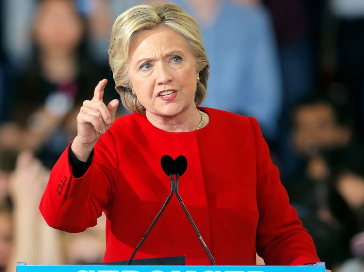 Mașina care o transporta pe Hillary Clinton, implicată într-un accident