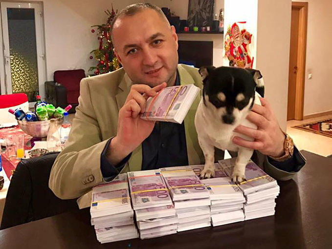Leo de la Strehaia a sponsorizat-o pe fosta soție, 
iar actuala a luat foc
