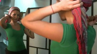 VIDEO Amalia Enache se protejeaza de razele soarelui! VEZI AICI  cum isi face turbane din esarfe
