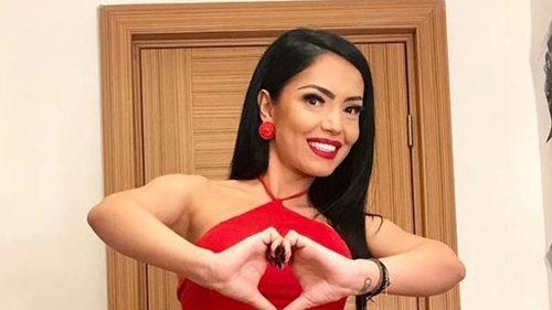 Cum a ajuns Andreea Mantea să vândă cartofi într-o piață din Craiova. Imaginile cu vedeta Kanal D au devenit virale