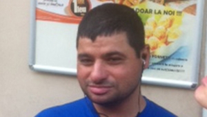 "Omul Bormasină" imparte pliante in centrul orasului Brasov! Uite cât de serios e la locul de munca