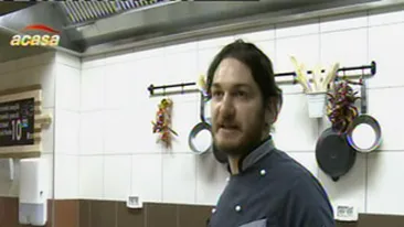 Florin Dumitrescu, cel mai tanar jurat de la MasterChef, a comis-o rau de tot! S-a facut de ras in direct - A dat foc la o tigaie si nu mai putea respira de fum