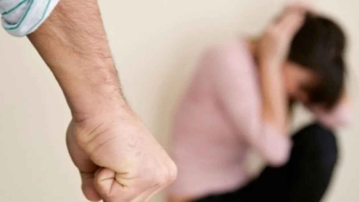 Femeie din Iași, terorizată de propriul soț. Bărbatul a fost, în trecut, pedepsit pentru încălcarea ordinului de protecție