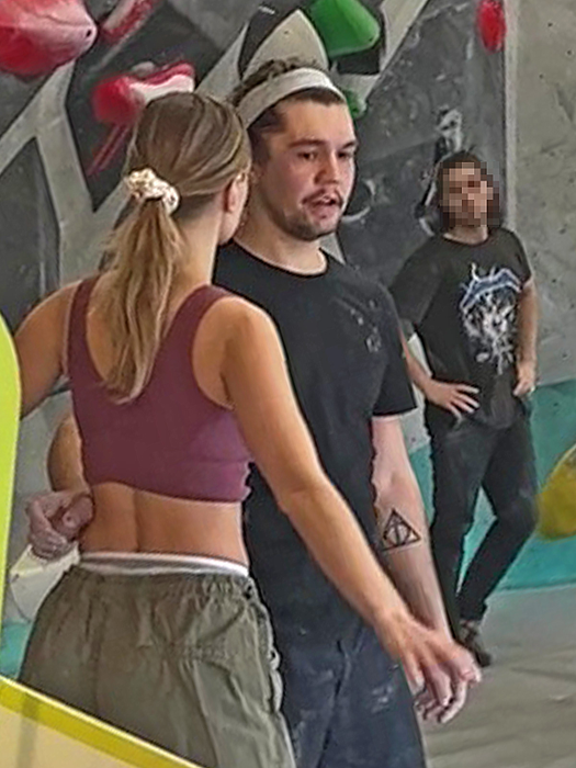 Echipați lejer, în haine sport, Oana Matache iubitul au căutat adrenalina într-o sală de cățărări din Capitală (Foto: CANCAN.RO)
