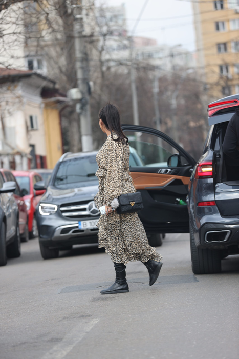 Raluca Pastramă se îndreaptă, veselă, către grădiniță (Foto: CANCAN.RO)
