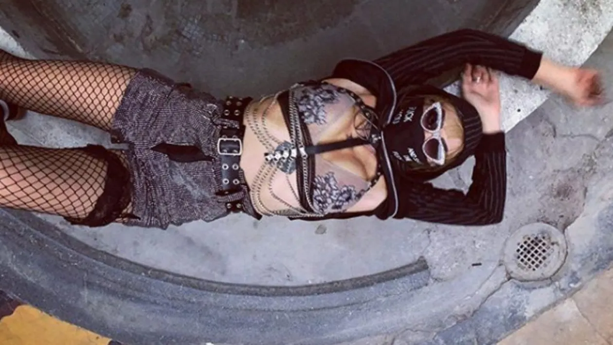 Cum s-a fotografiat Margherita din Clejani, pe străzile din București. Trecătorii au crezut că nu văd bine. FOTO