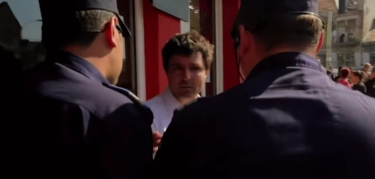 Nicușor Dan, băgat cu forța în duba de Jandarmi. Sursa foto: captură video