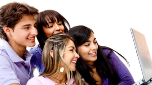 Adolescentii romani stau, in medie, sapte ore pe zi la TV sau computer