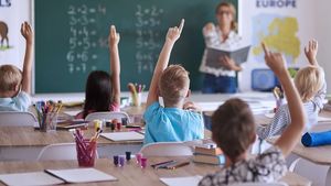 Râzi cu lacrimi! Ce a putut să scrie Octavian din clasa a 4-a, într-o compunere despre iarnă: „Șoferii se înjură”