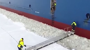 Imagini uluitoare cu un marinar care-și riscă viața pentru a urca la bordul unui vapor uriaș! O face în timp ce nava se află în mișcare VIDEO