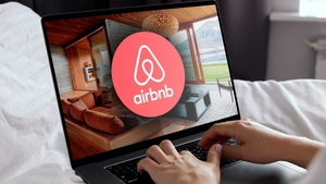 Noi probleme pentru Airbnb în Spania: Compania, obligată să plătească o amendă uriașă. Care este motivul