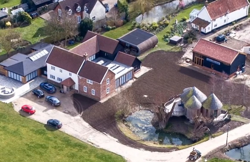 Cum arată vila lui Ed Sheeran. Artistul și-a construit un adevărat „regat” în mijlocul naturii